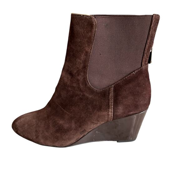 Adrienne Vittadini Suede Wedge Ankle Boots Chocolate Brown 7 - Picture 1 of 6
